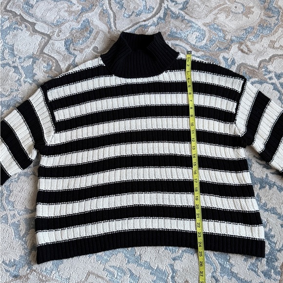 Cool and classy Vince Camuto black and White knit chunky, cropped sweater XL - Picture 8 of 11